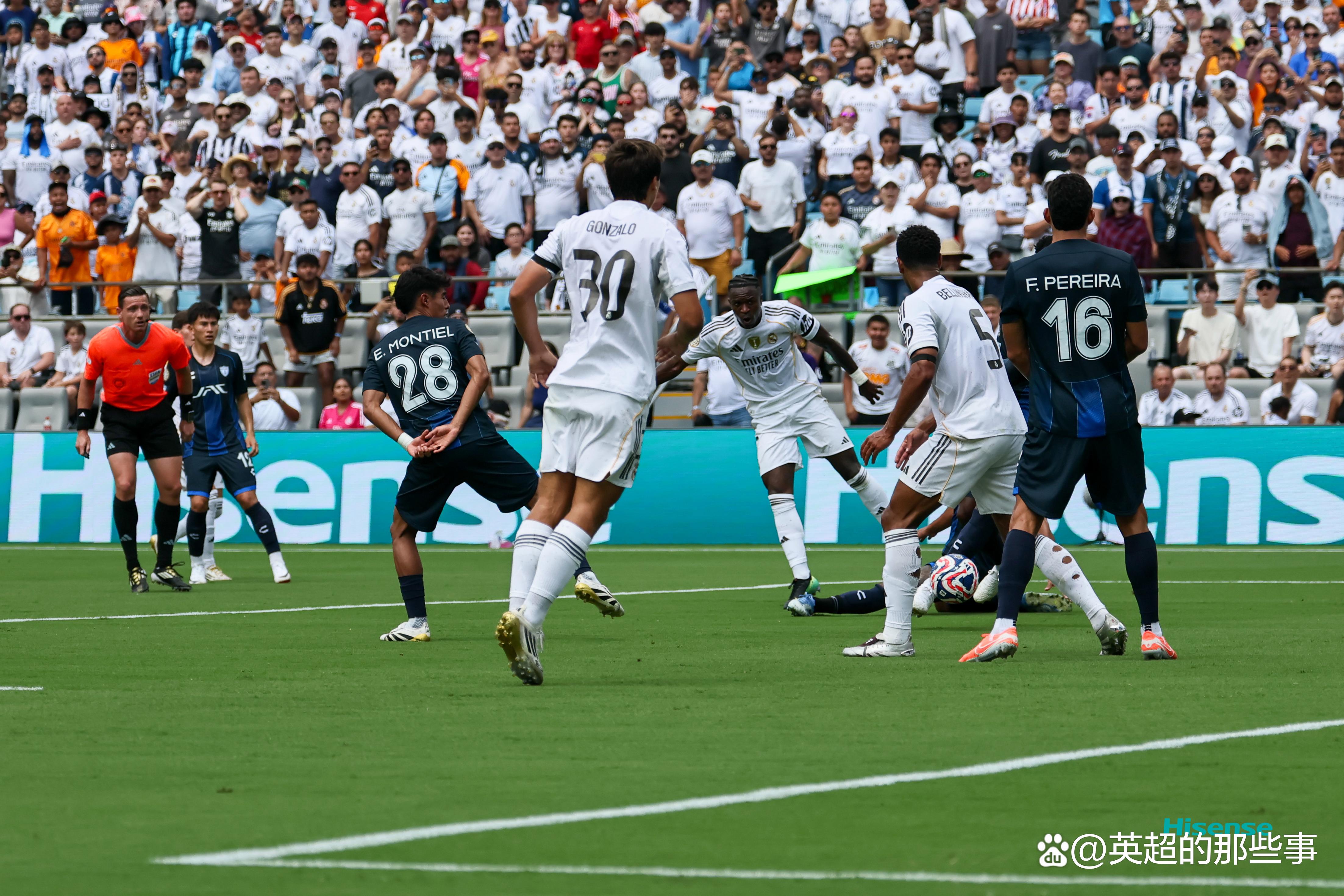 比利时队在欧预赛赛场上与对手争夺胜者壮观一幕的简单介绍 比利时队在欧预赛赛场上与对手争夺胜者壮观一幕的简单介绍