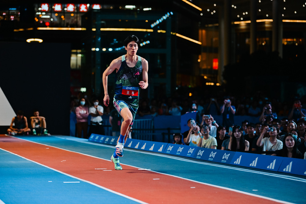 男子跳高赛场上再现紧张战斗 男子跳高赛场上再现紧张战斗