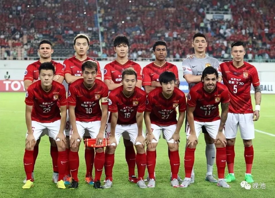 广州恒大主场连胜，紧咬榜首争夺冠军的简单介绍