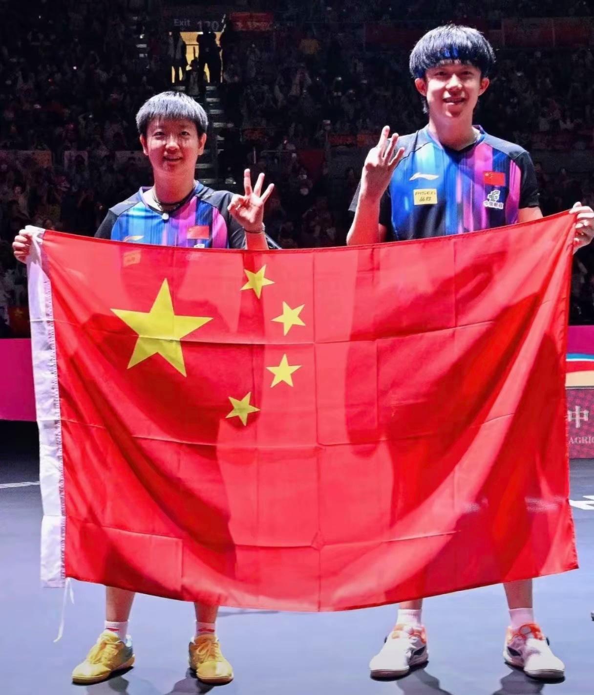 开云下载-场面火爆，球员拼尽全力争取胜利