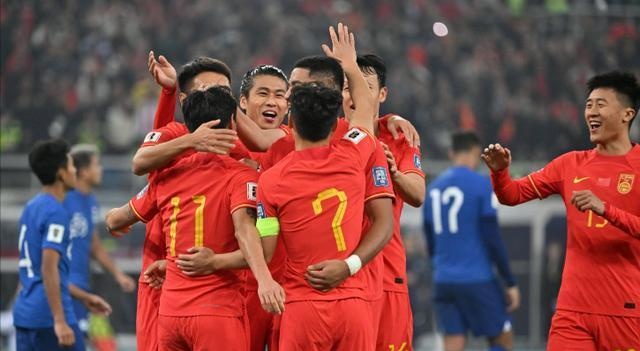 场面火爆,球员拼尽全力争取胜利 场面火爆,球员拼尽全力争取胜利