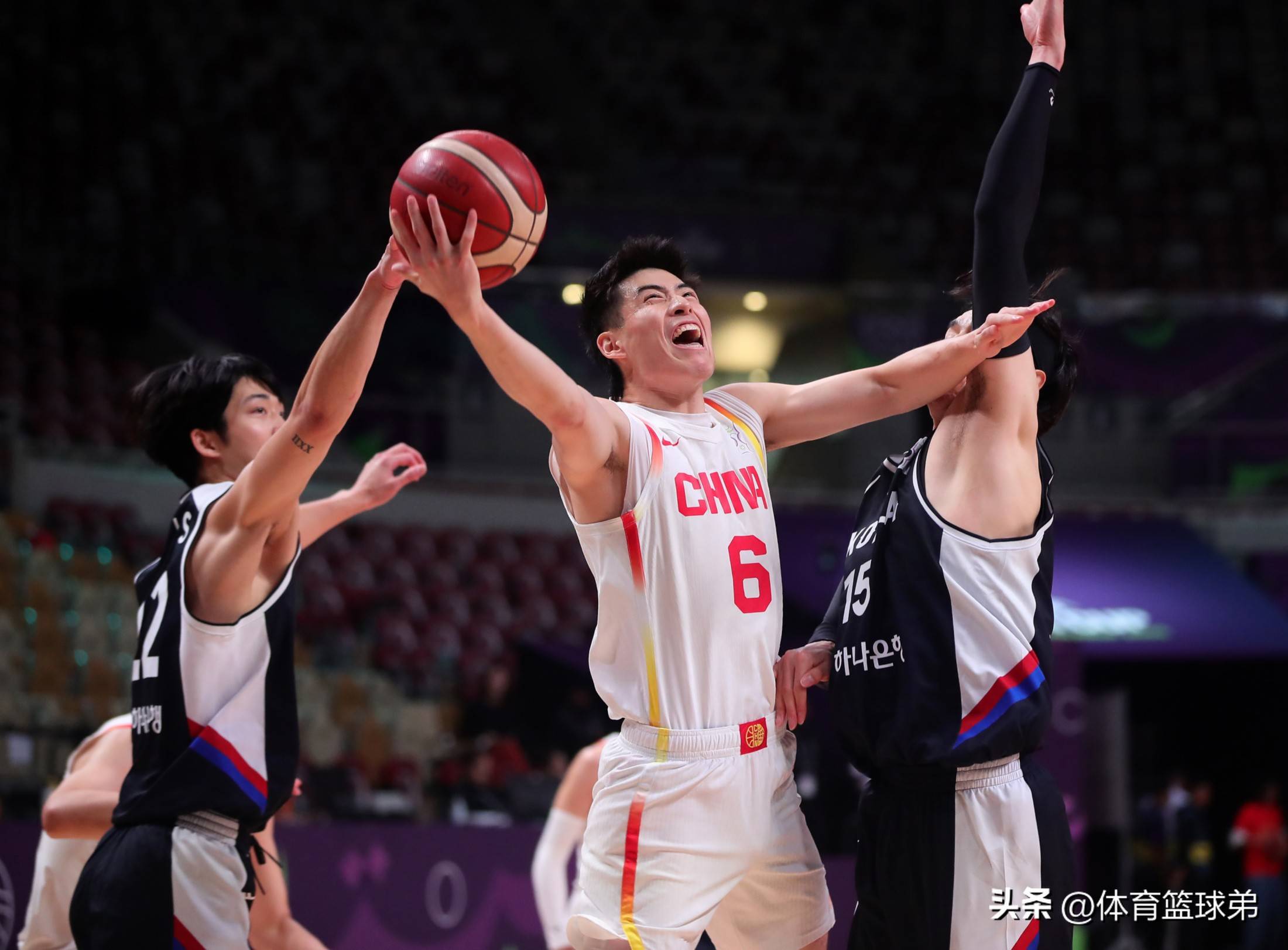 中国男篮轻取T1,布鲁诺·费尔南德斯送出关键助攻鏖战多局四强赛,锁定晋级资格的简单介绍 中国男篮轻取T1,布鲁诺·费尔南德斯送出关键助攻鏖战多局四强赛,锁定晋级资格的简单介绍