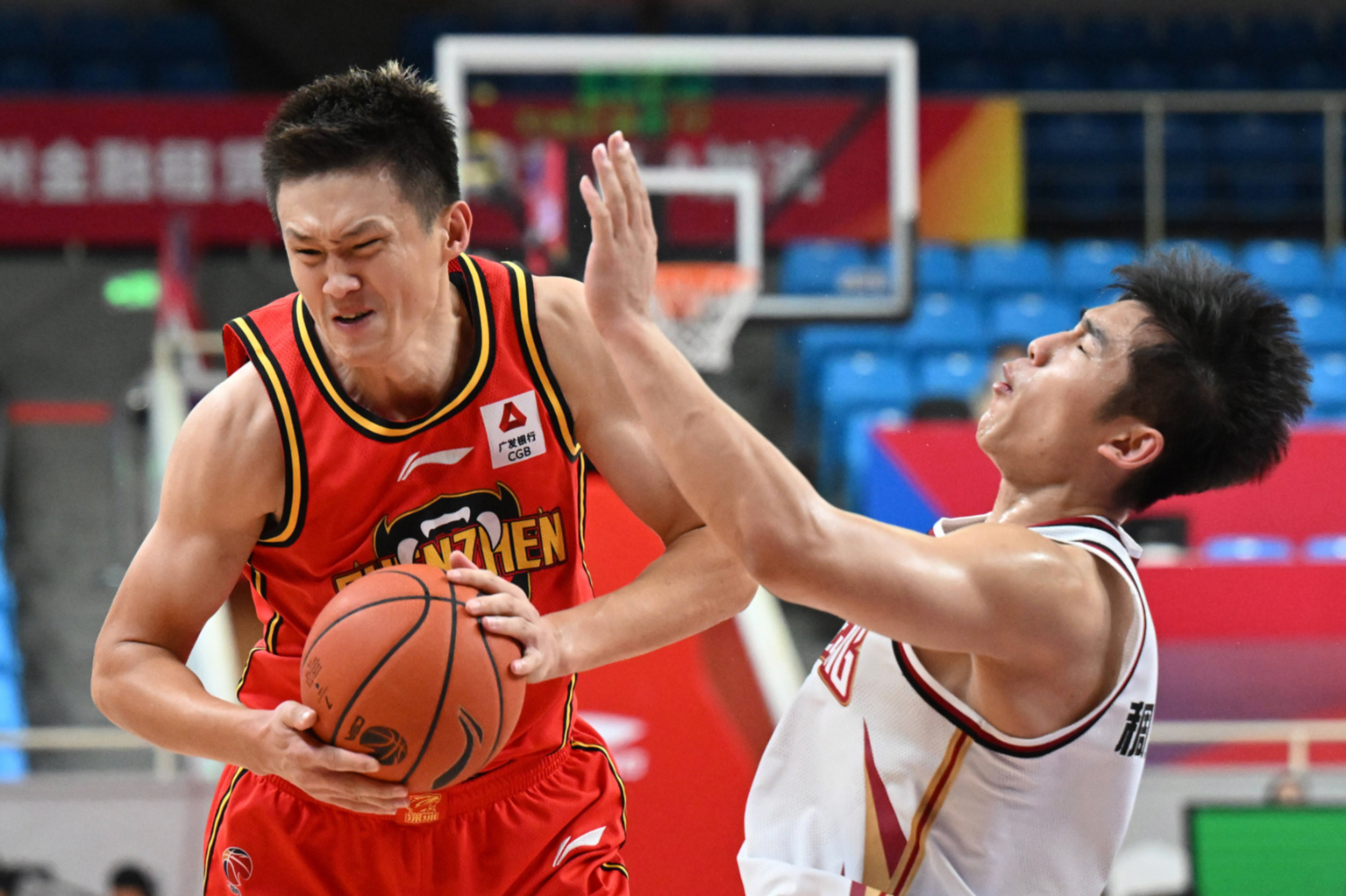 山东队完胜青岛队,易建联状态火热 山东队完胜青岛队,易建联状态火热