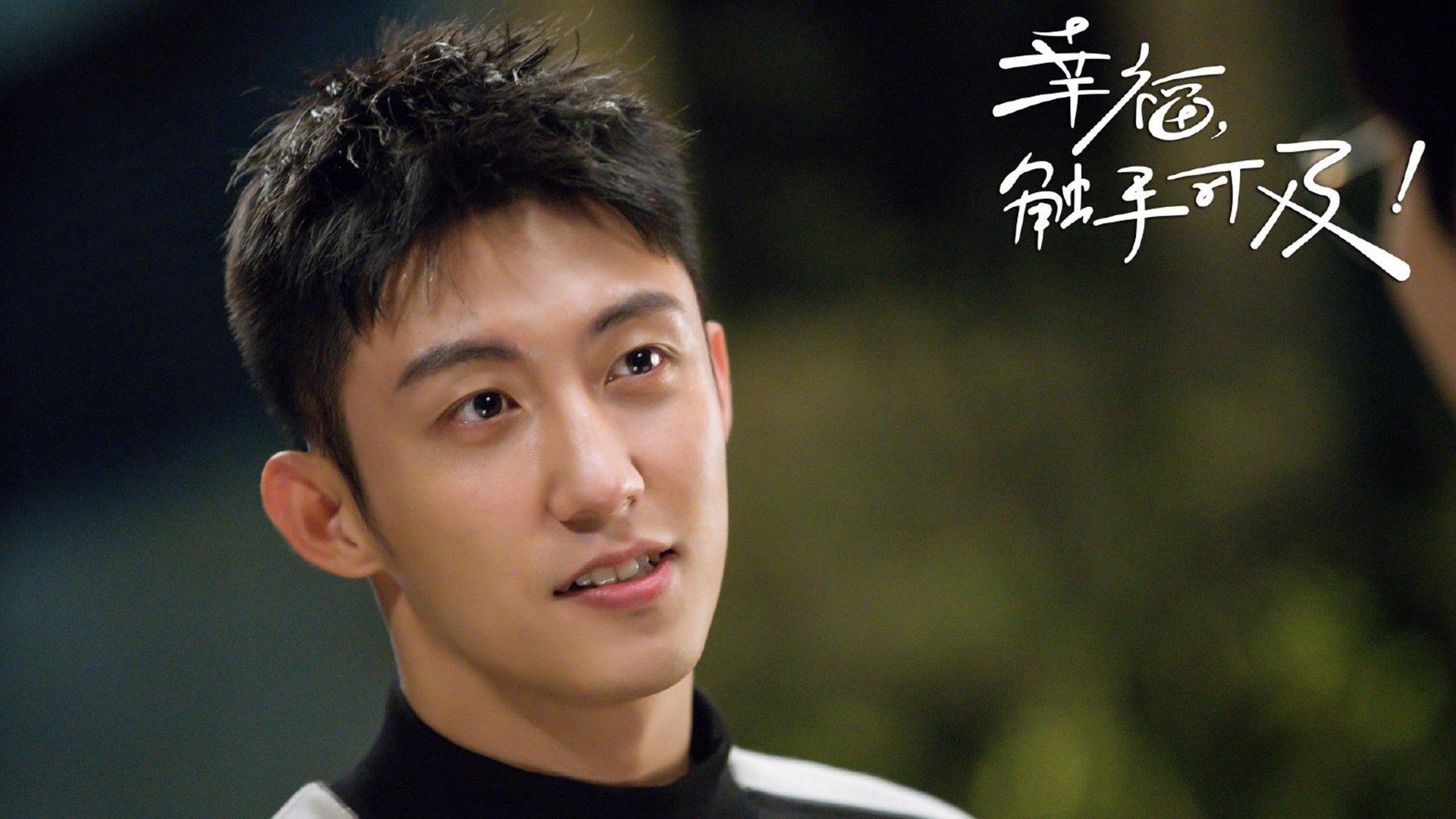 开云体育在线-引擎轰鸣与终场哨响，极压下的艺术—当F1街道赛之夜遇见塔图姆的关键时刻